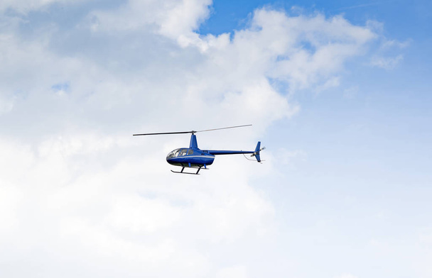 Helikopteri lentää - Valokuva, kuva