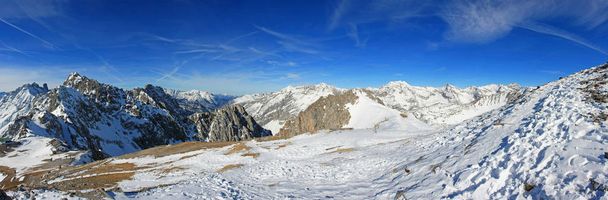 tiro panorâmico de belas montanhas nevadas paisagem para o fundo
 - Foto, Imagem