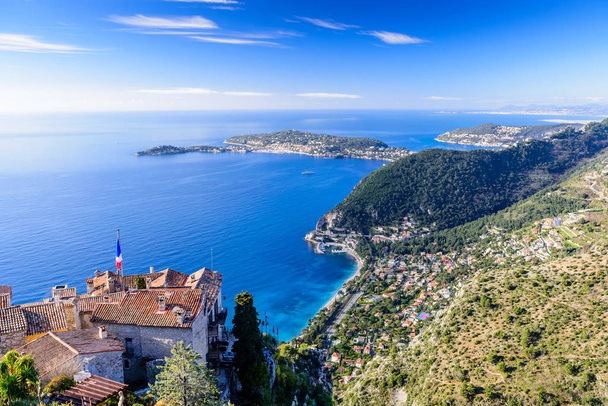 Cidade de Eze, França - 9 de março de 2018: Vista panorâmica da costa mediterrânea e das casas medievais do topo da cidade de Eze, na Riviera Francesa
 - Foto, Imagem
