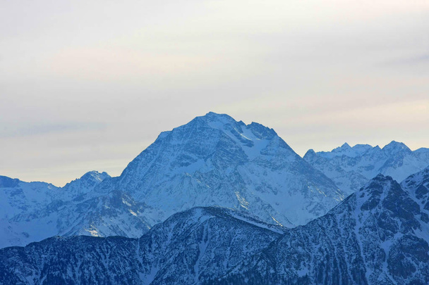 foto cênica de belas montanhas nevadas paisagem para o fundo
 - Foto, Imagem