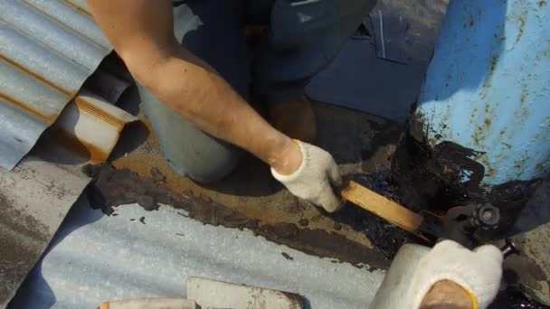 ブロートーチを使用した煙突エリアの屋根の修理. - 映像、動画