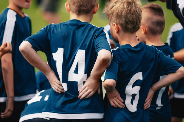 Crianças na equipa de futebol. Jovens meninos de pé em uma equipe com o treinador
 - Foto, Imagem