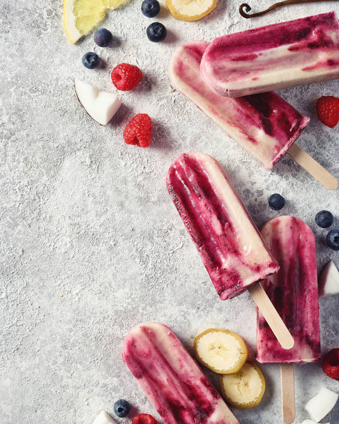 Ev yapımı vegan berry ve hindistan cevizi sütü buzlu şekerler - Fotoğraf, Görsel