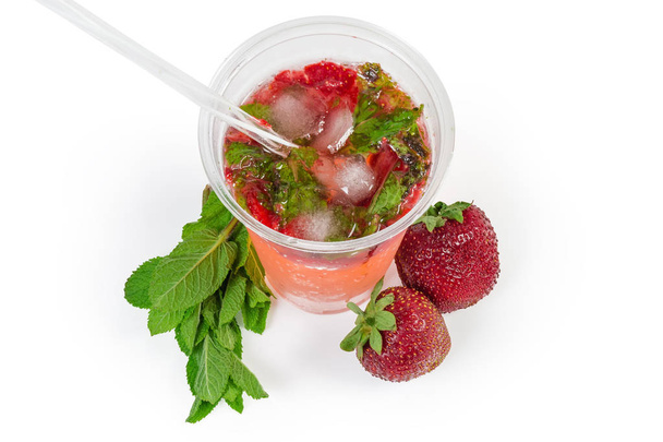 Top θέα κρύα μέντα ποτό με φράουλα, κλαδιά δυόσμου, μούρα - Φωτογραφία, εικόνα