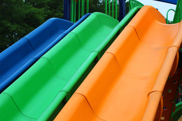 drei farbenfrohe Spielplatzrutschen - Foto, Bild