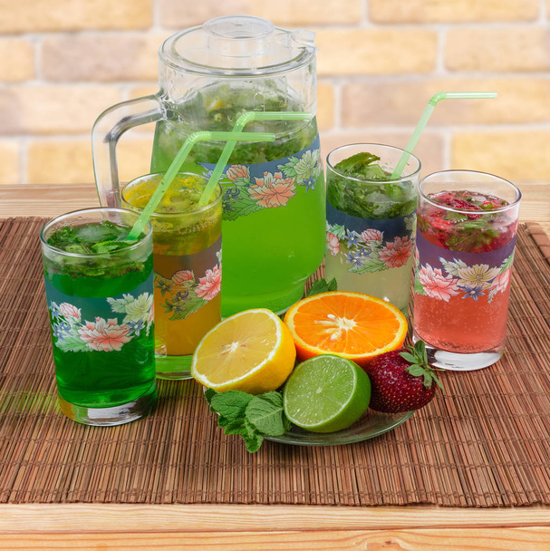 Bebidas de hortelã fria com frutas e bagas no tapete de mesa
 - Foto, Imagem