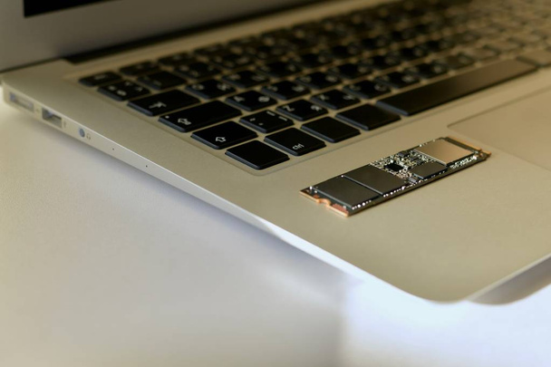 Chip SSD-drive on the keyboard. - Foto, immagini