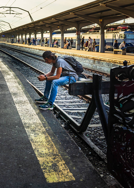 ブカレスト、ルーマニア - 2019。列車を待っている若者 - 写真・画像