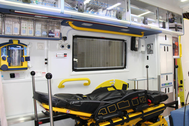 L'intérieur d'un véhicule ambulancier de sauvetage moderne
. - Photo, image