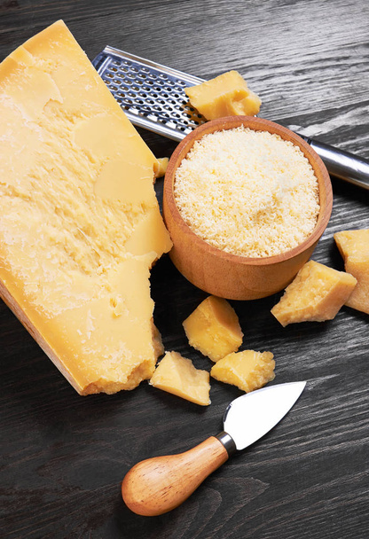 ahşap tahta üzerinde parmesan peyniri - Fotoğraf, Görsel