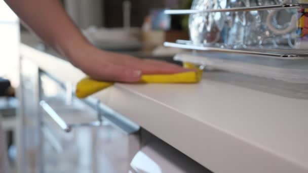 Mulher limpa mesa de cozinha usando pano amarelo, mão closeup
. - Filmagem, Vídeo