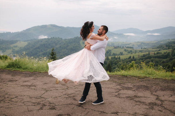 カルパチア山脈の美しい結婚式のカップル。魅力的な女性とハンサムな男 - 写真・画像