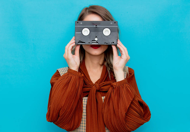 Jonge vrouw met Vhs cassette  - Foto, afbeelding