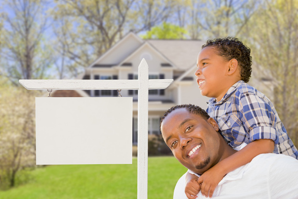Padre e hijo en frente de la firma de bienes raíces en blanco y la casa
 - Foto, Imagen