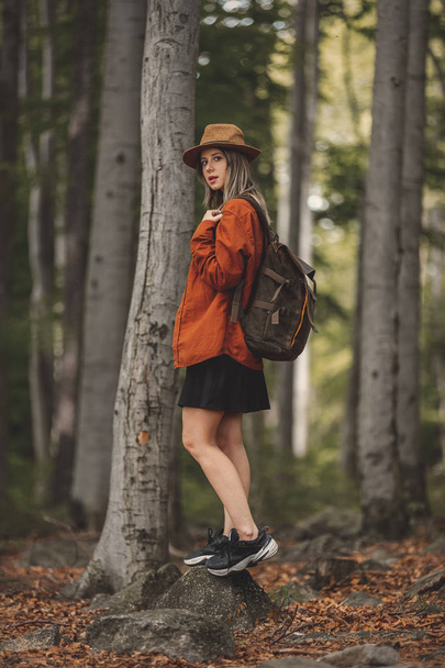 Chica de estilo en sombrero con mochila en un tiempo de verano
 - Foto, Imagen