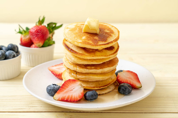 pancake with strawberries, blueberries and honey - Foto, Imagem