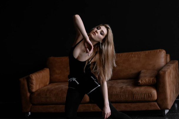 Bir loft stüdyo arka plan üzerinde güzel ince genç kadın modern caz çağdaş tarzı bale dansçısı - Fotoğraf, Görsel