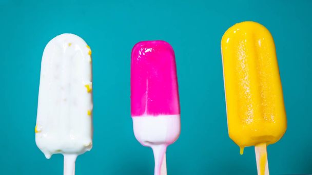 Värikäs jäätelöä sulaminen
 - Valokuva, kuva