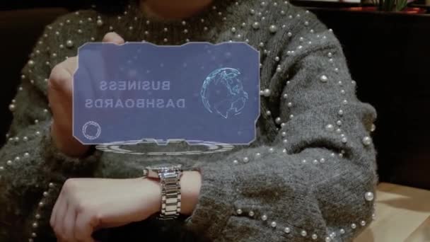 Femme utilise montre hologramme avec le texte Tableaux de bord d'affaires
 - Séquence, vidéo