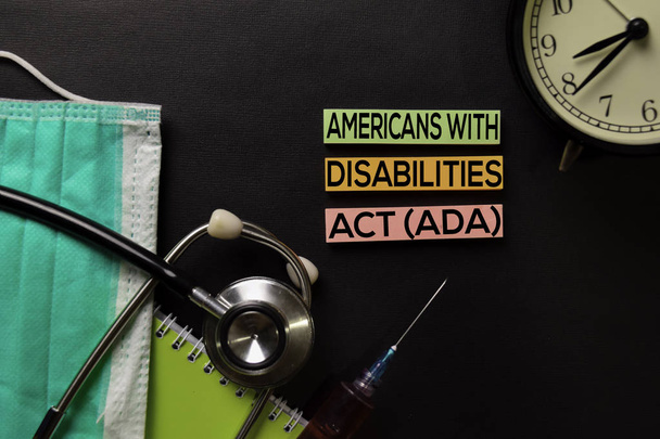 Amerykanie z disabilites ATC (ADA) tekst na widok z góry czarny stół z próbki krwi i opieki zdrowotnej/koncepcja medyczna. - Zdjęcie, obraz