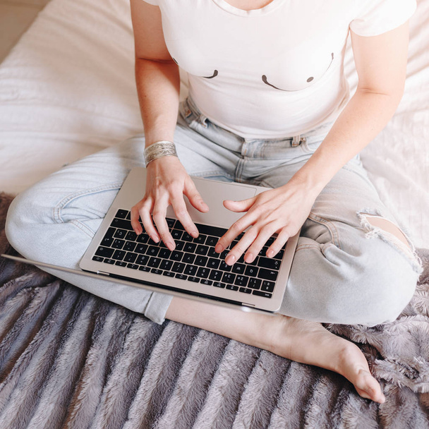 feminist woman with breasts drawn on shirt writing on laptop - Фото, зображення
