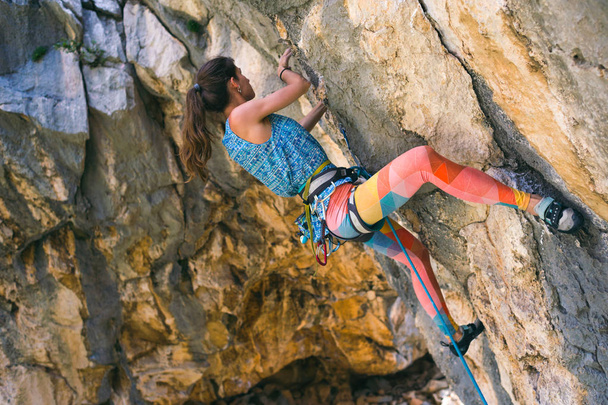Egy lány mászik egy szikla. - Fotó, kép