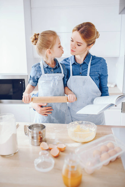 Mutter mit Tochter in der Küche - Foto, Bild