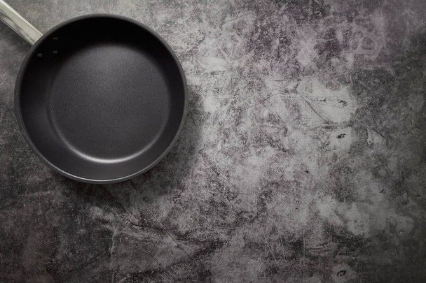 Άδειο τηγάνι μαύρο σε σκούρο - Φωτογραφία, εικόνα