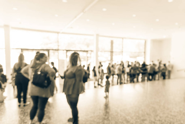 gefilterter Ton verschwommener Hintergrund lange Schlange diverser Menschen am Museumseingang - Foto, Bild