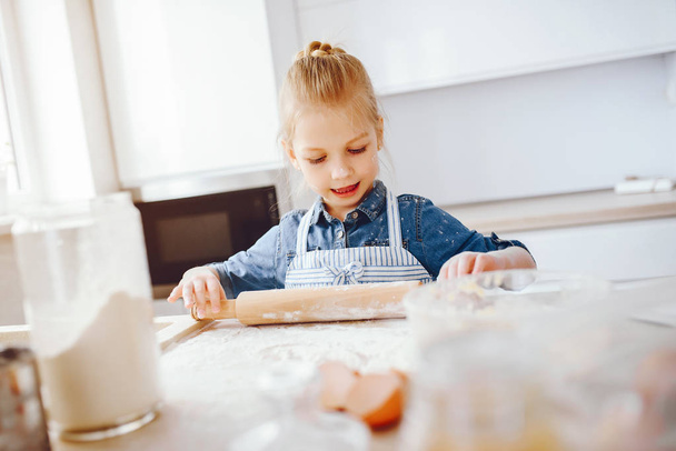little girl in a kitchen - Fotoğraf, Görsel
