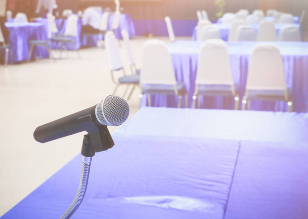 мікрофонний бездротовий на підставці в інтер'єрі конференц-залу семінар
  - Фото, зображення