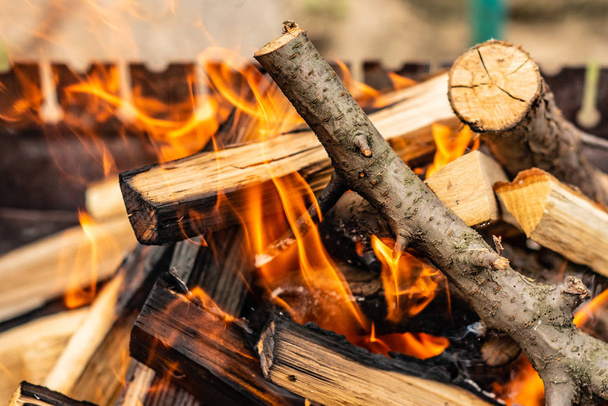 Nahaufnahme brennenden Brennholzes. Feuer Holzstämme im Freien BBQ Stock Bild - Foto, Bild
