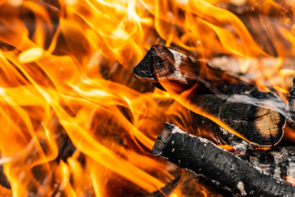 Крупный план горящих дров. Пожар Деревянные журналы на открытом воздухе Bbq Stock Image
 - Фото, изображение