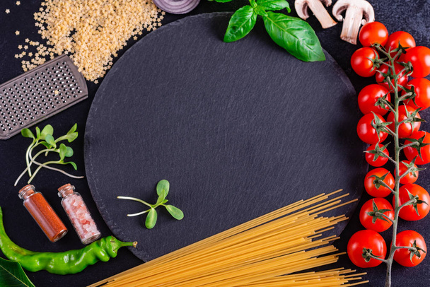 Ingredientes orgánicos frescos de recetas italianas. Concepto de comida saludable
 - Foto, Imagen