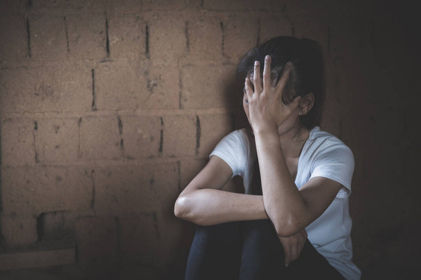  Γυναίκες κάθονται στο πάτωμα κλάμα με κατάθλιψη, κατάθλιψη wo - Φωτογραφία, εικόνα