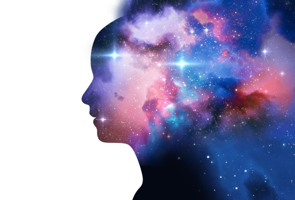 silhouette di umano virtuale con aura chakra sulla nebulosa spaziale 3d
 - Foto, immagini