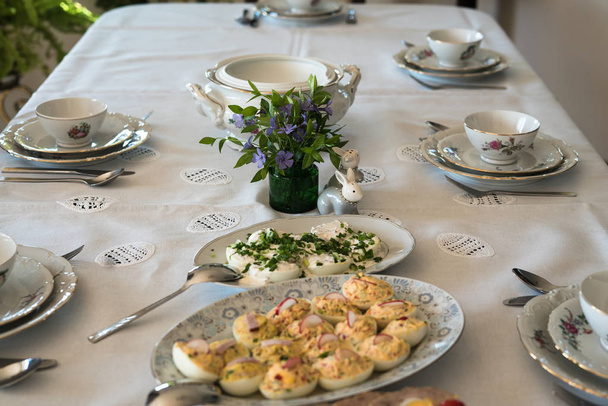 Εορταστικό τραπέζι φαγητού που σερβίρεται με ποικιλία από νόστιμα πιάτα - Φωτογραφία, εικόνα