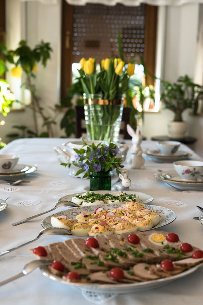 Mesa de jantar festiva servida com variedade de pratos saborosos
 - Foto, Imagem