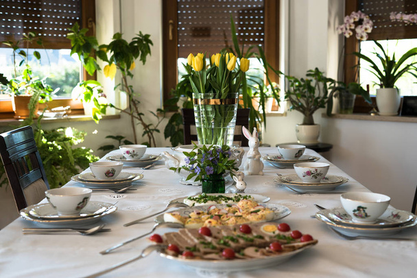 Mesa de jantar festiva servida com variedade de pratos saborosos
 - Foto, Imagem
