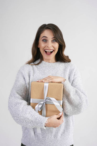 Portrait of screaming woman with gift - Foto, imagen