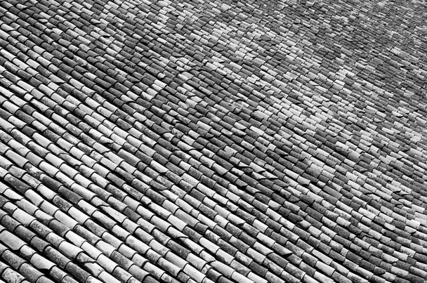 古い地中海の屋根タイルは - 写真・画像