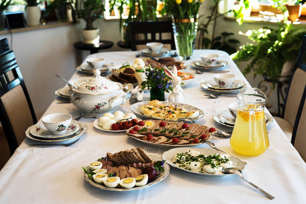 Tavolo da pranzo festivo servito con varietà di piatti gustosi
 - Foto, immagini
