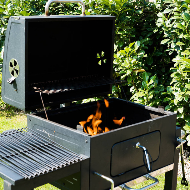 Grill met bereide houtskool voor het grillen van buiten - Foto, afbeelding