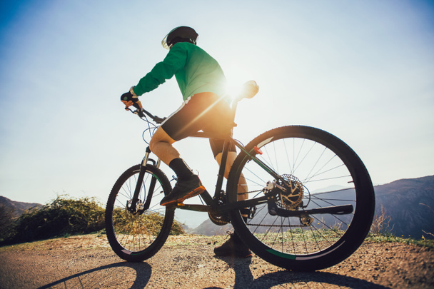 Człowiek jeździć na rowerze górskim na drodze. Sport i aktywny konso życia - Zdjęcie, obraz