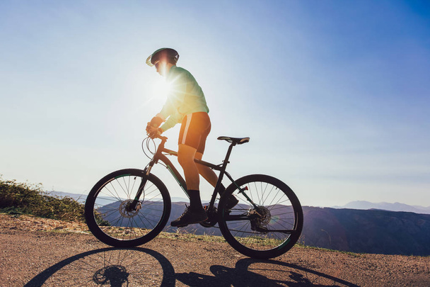 Man Ride Mountain Bike op de weg. Sport en actief leven Fien - Foto, afbeelding