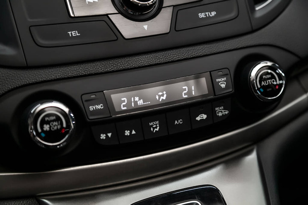 Musta yksityiskohta ilmastointipainikkeella, kojelauta, jossa on tietoa auton sisälämpötilasta. moderni auton sisustus: osat, painikkeet, nuppi
 - Valokuva, kuva