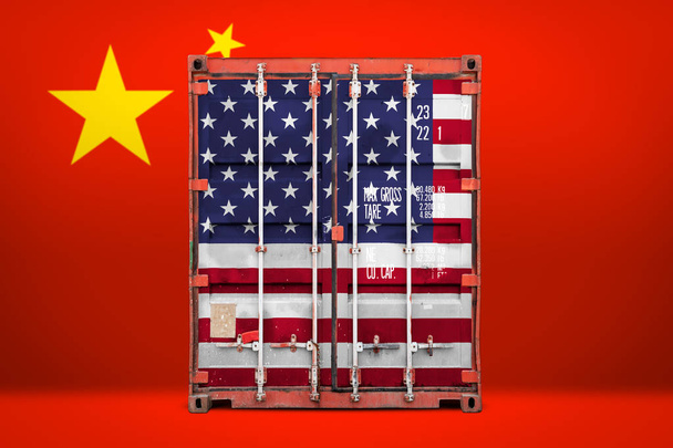  Käsite USA ja Kiina vienti-tuonti, konttien kuljetus ja kansallinen toimitus tavaroita. Kuljetussäiliö, jossa on Yhdysvaltojen ja Kiinan lippu, näkymä edessä. Kilpailu maiden välillä
 - Valokuva, kuva