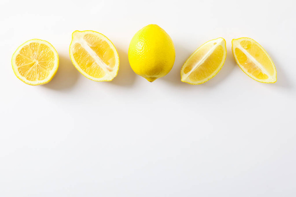 flache Liegekomposition mit Zitronen auf weißem Hintergrund, Platz für  - Foto, Bild