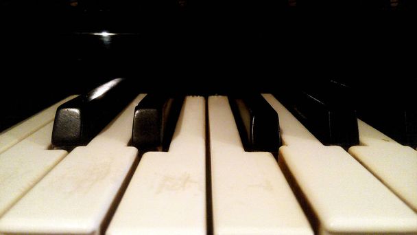 Старі клавіші піаніно крупним планом
 - Фото, зображення