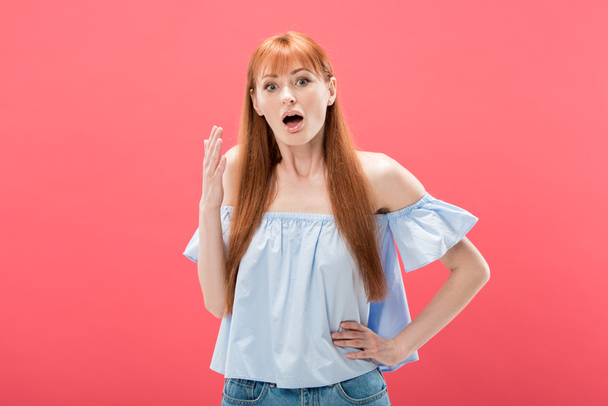 front view of shocked redhead woman looking at camera with open mouth isolated on pink - Fotografie, Obrázek